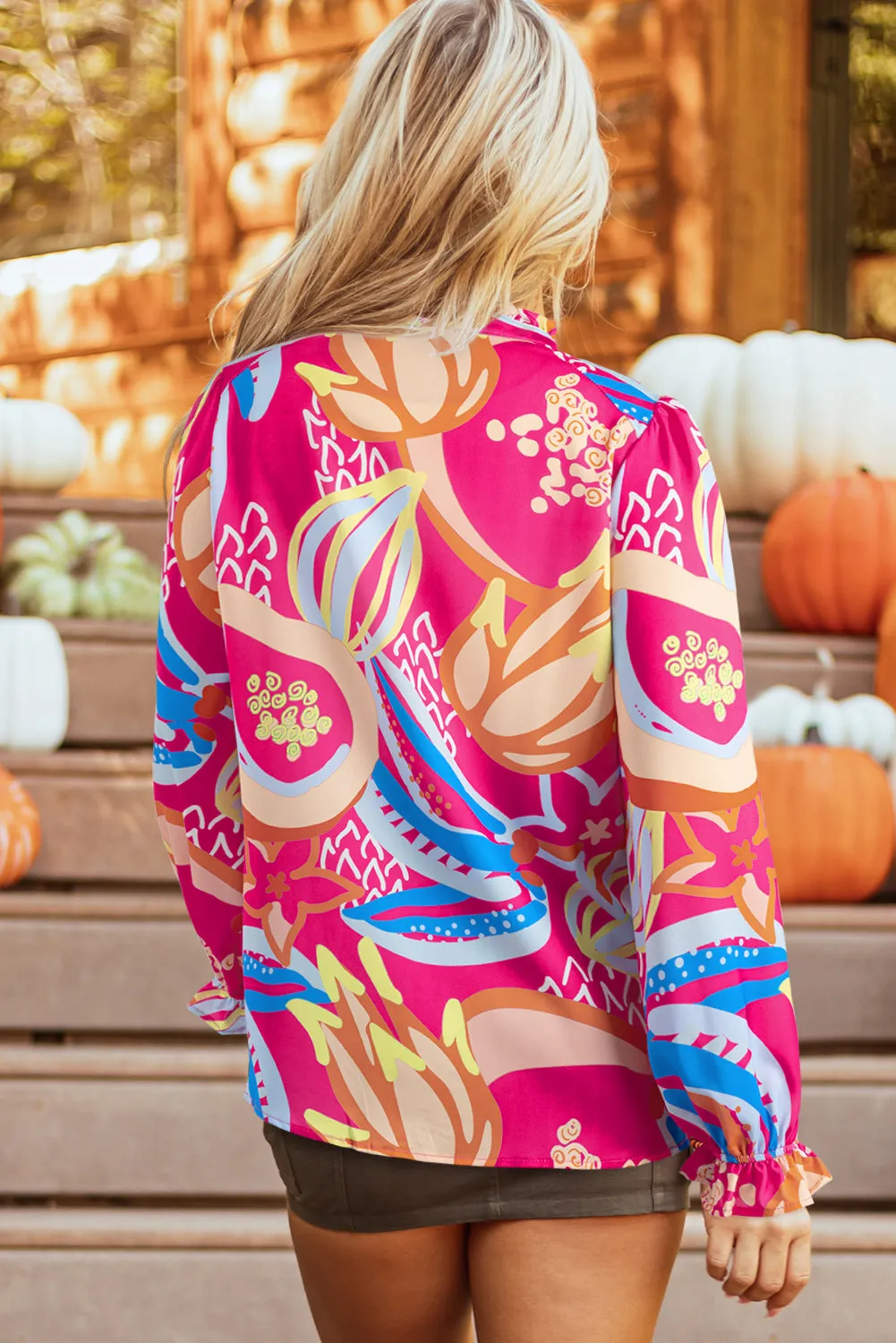 Blouse rose à imprimé abstrait et manches à volants boutonnée à col en V