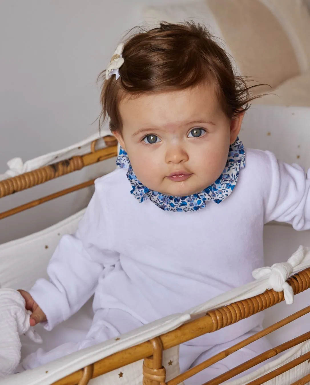 Dors bien blanc col volanté en tissu Liberty Wiltshire