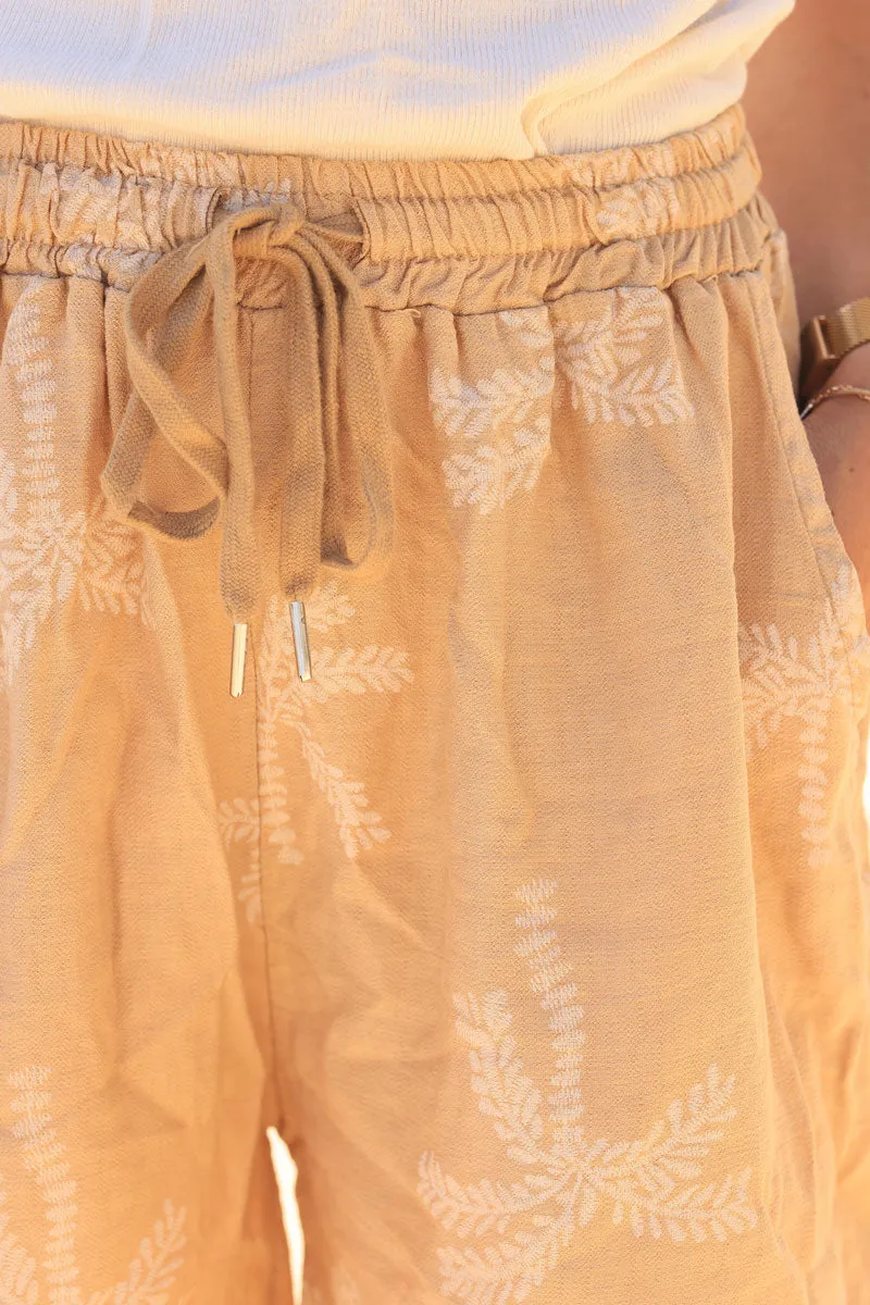 Short long et souple camel clair taille haute motifs palmiers effet broderie